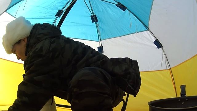 ЗИМНЯЯ РЫБАЛКА В ПАЛАТКЕ  Ловля ЛЕЩА на ПОПЛАВОК  Девушка на рыбалке  Fishing