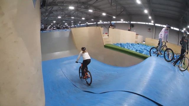 изи mtb трюки в @rampstroy_house skatepark смотреть онлайн