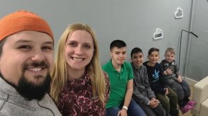 Дети делают прививку от клещевого энцефалита