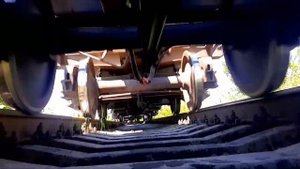Стук колес на стыке рельс. Камера под грузовым поездом. Тепловоз TE33AC-3009 Бессарабка CFM