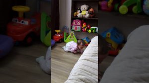 Почему плачут дети?)))