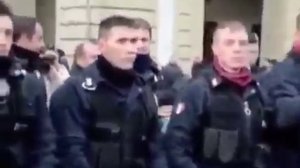 Policajti Dávajú Prilby Dole Na Soridaritu Ľuďmi