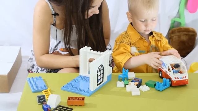 Алекс и Вита собирают детский игровой набор.Станция скорой помощи.Машины скорой помощи