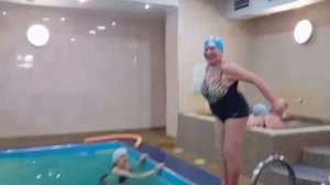 В 80 лет тюменская пенсионерка ныряет в бассейне!