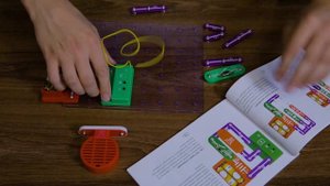 Супер крутой Электронный конструктор от Тм Эврики Конструктор электронный, 789 схем, 40 элементов