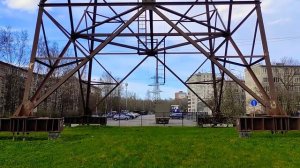 Опора ЛЭП у перехода через Неву, Октябрьская наб., высота от 70 м., расстояние между опорами 300 м.