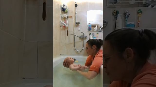 Эмбрион с упором стоп в ванной смотреть онлайн