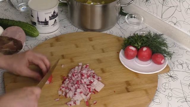 Окрошка на кефире и минералке - полезно в жару!