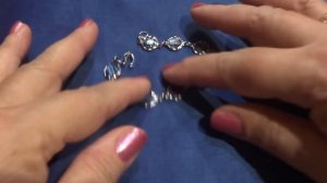 Очень разные броши - подешевле и подороже. Винтажные украшения с блошиного рынка.