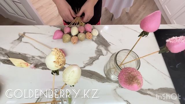 Клубника в шоколаде. Сборка клубники в шоколаде. Strawberries in chocolate. How to do the bouquet