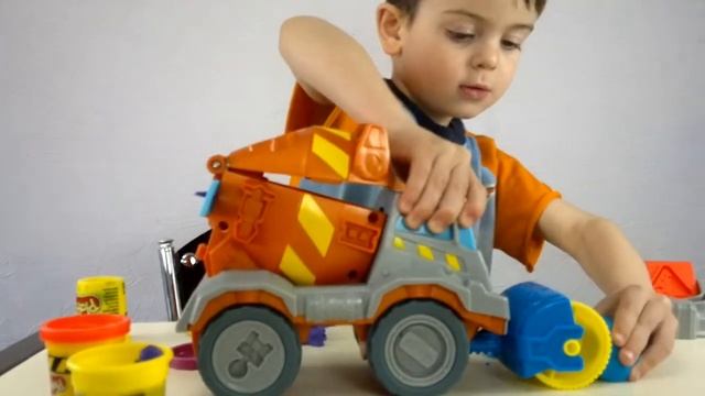 Play Doh Max the cement mixer Бетономешалка играем с пластилином. смотреть онлайн