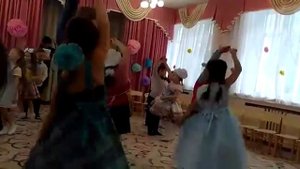 Подарок маме на 8 марта, танец " Девочки фабричные" детсад 42 Химки,  ст. гр.