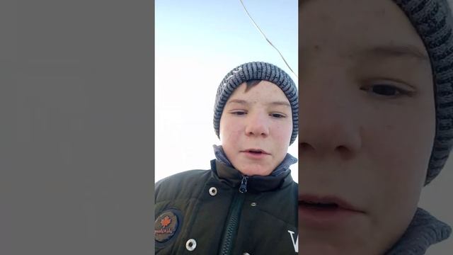 Помогаю чистить снег бабушке