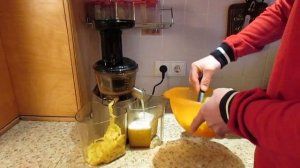 Сок ананасовый. Шнековая соковыжималка.
