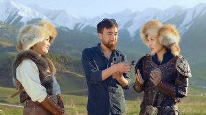 Гульмира Избасханова жана Баян Сыдыкова клип учурунда