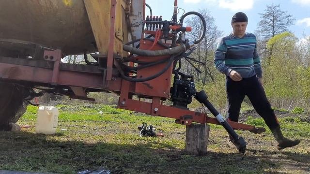Яровая прёт,ремонт опрыскивателя установил новый распределитель ..