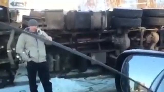 Мусоровоз перевернулся в Серпуховском районе смотреть онлайн