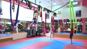 Fly yoga kids. Трюки с гамаком для новичков.