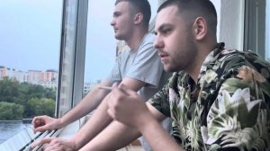 Два друга курят на балконе после плотного ужина