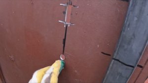 Делаю калитку в воротах и ремонтирую крышу гаража