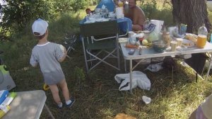 Аким Анютка целуются. Первый детский поцелуй.