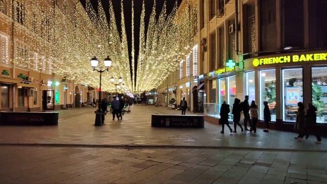 На улице Рождественка развешивают гирлянды к Новому году Кузнецкий Мост тоже готовят к нему #Moscow смотреть онлайн
