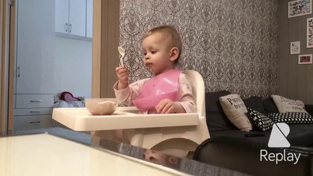 Урааа Василиса наконец-то кушает сама)))