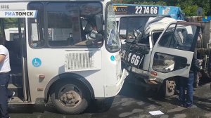 Грузовик столкнулся с двумя маршрутками в Томске