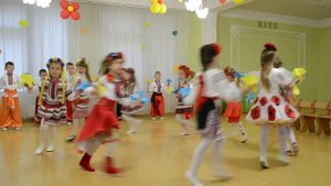 Замечательный вход на празднике Осени в детском саду Старшая группа