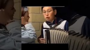 Нурлан Насип Аселге ырдап берип жаткан кербези.