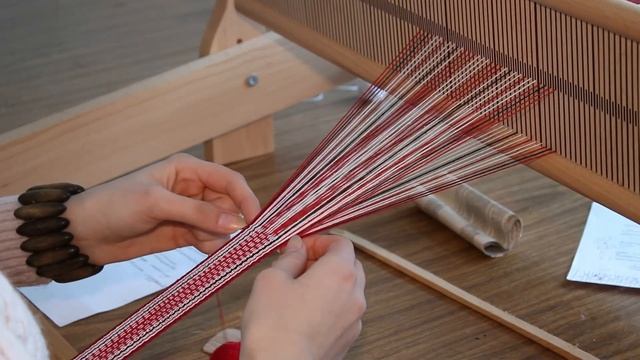 Ткачество пояса на настольном ткацком станке. Ученица студии 