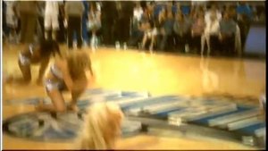 Черлидинг в Америке, группа поддержки баскетбольной команды.