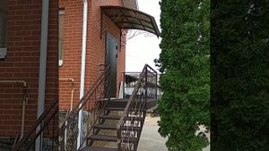 Лестница на крыльцо дома с кованым козырьком