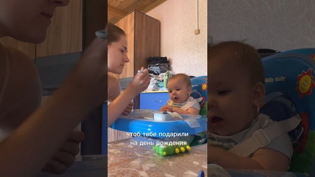 А говорят в декрете поговорить не с кем😂Поддержите подпиской❤️