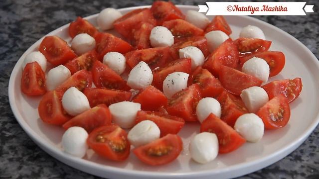 Салат CAPRESE - мой вариант знаменитого итальянского салата .Ну очень вкусный и полезный салат! смотреть онлайн