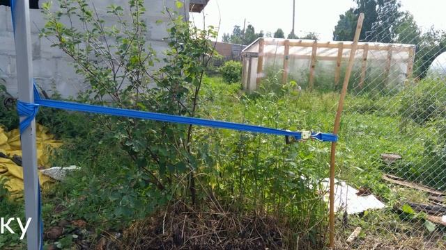 Заборы на болотистых грунтах на винтовых самодельных сваях.