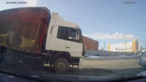 у фуры замёрзли колёсья