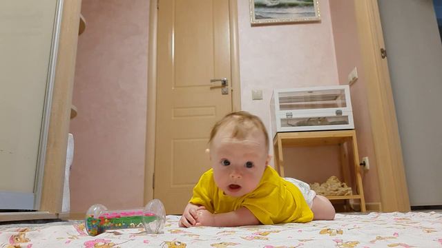 младшая сестра. ребёнок в 3 месяца. что умеет ребёнок в 3 месяца. песня. я на солнышке лежу. смотреть онлайн