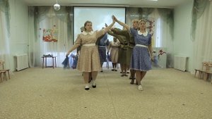 Утренник. Танец девушек в военной форме (Это что-то!!!) 穿制服的女孩的舞蹈