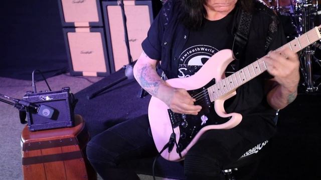 Rise by Sawtooth 5 Watt Travel Amp Demo w Michael Angelo Batio смотреть онлайн