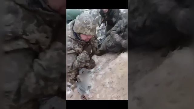 Русские солдаты взяли очередной укреп и трех пленных (из них один сказал, что его загребли на улице