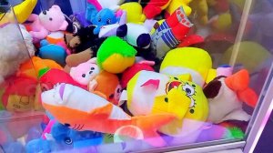 Снова выиграли кучу игрушек в Хватайке / Разоряем автомат с игрушками Хватайка