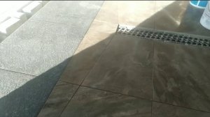 Укладка плитки в гараже с разуклонкой