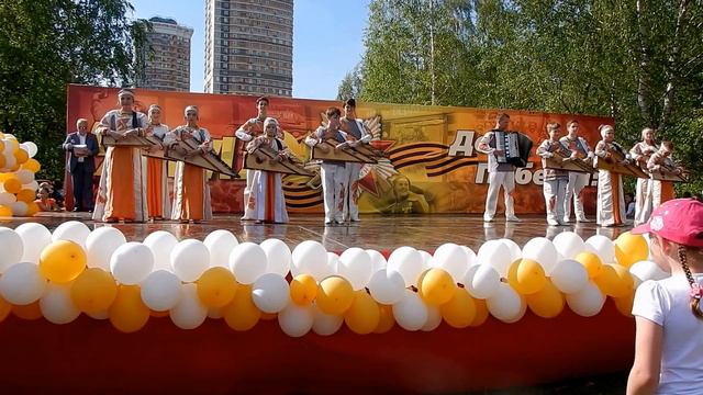 "Деревенский наигрыш" на гуслях ансамбля гусляров "Веселый перезвон"