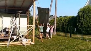 Поднимаем профлист на крышу
