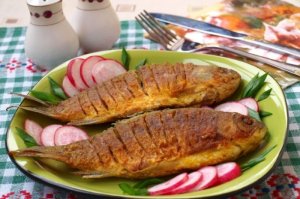Жареный карась без костей. Как пожарить рыбу вкусно и без костей рецепт. Жареная рыба рецепт.