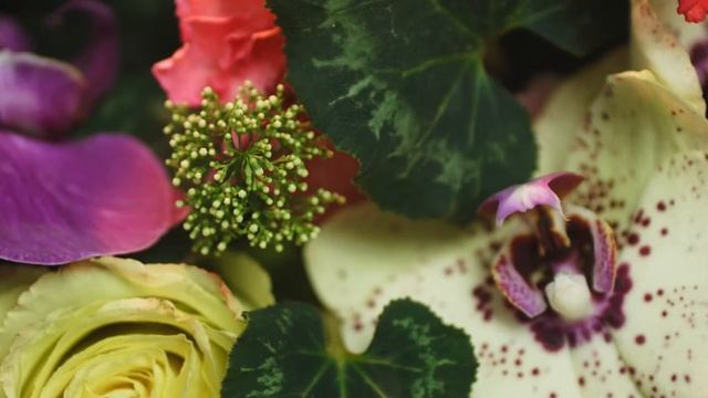 Цветочная коробка от салона "Цветы у яблоньки" смотреть онлайн