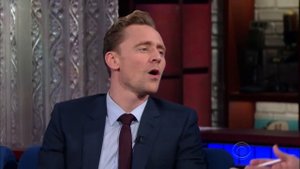 Том Хиддлстон поёт на шоу Стивена Колберта