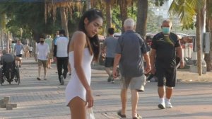 Pattaya beach road.Эми все ждет Артурку