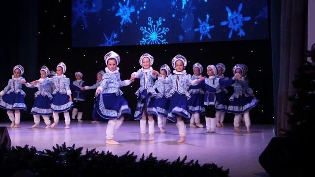 КиндерСюрприз Танец Зимушка!